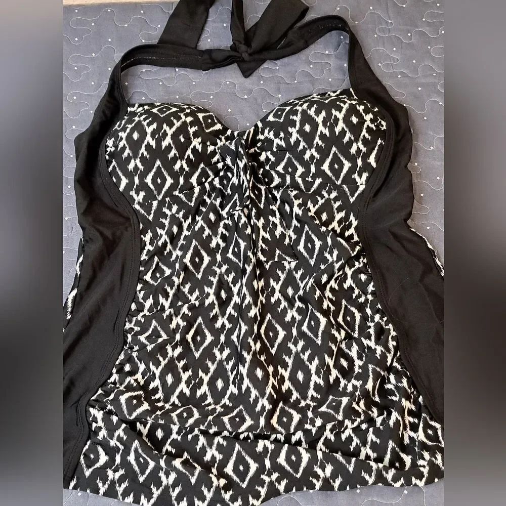 Merona black and white tankini swim top size medium